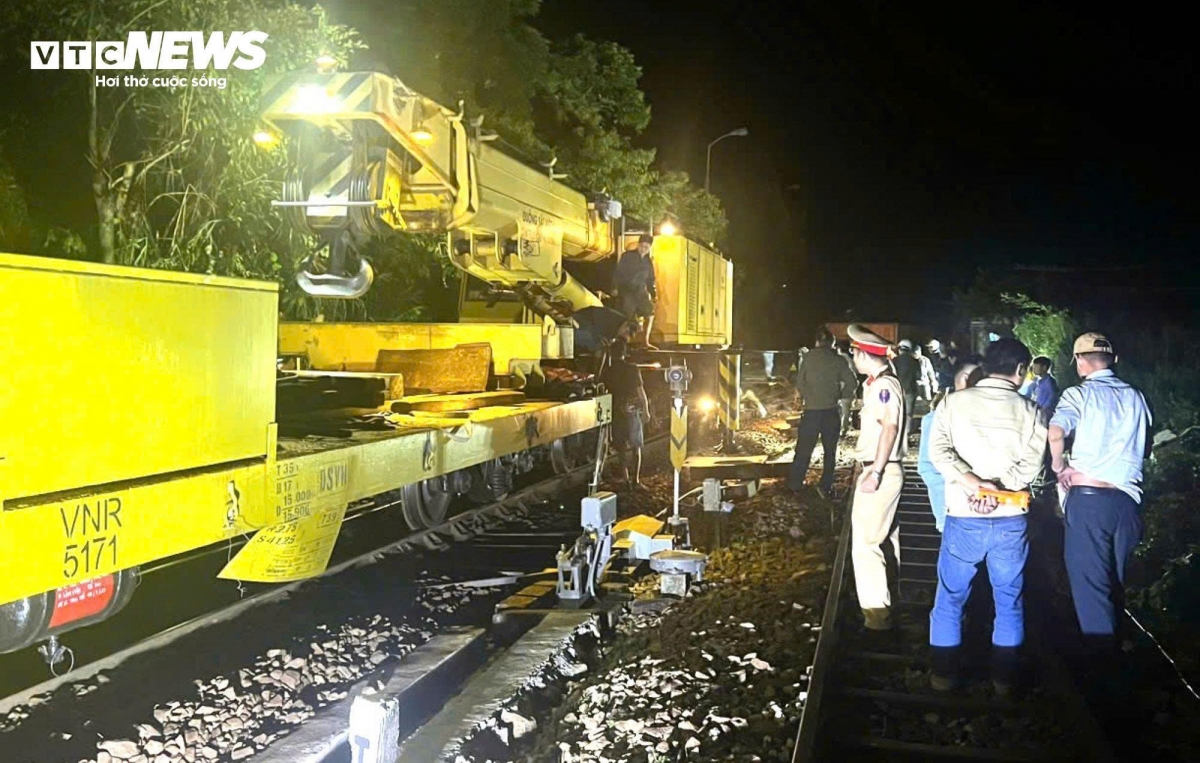 Freight train derails, North-South railway paralyzed